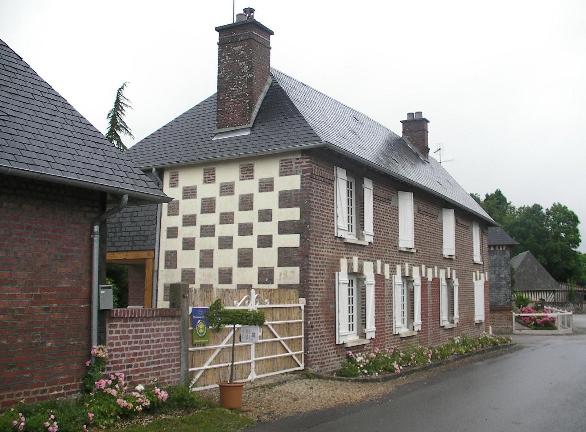 the closed masks, Chambre d'Hôtes à Saint-Pierre-Azif