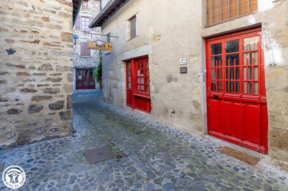 Le Logis D'Hestia - Chambres D'hôtes Dans Le Quartier Médiéval De Billom (Toscane Auvergnate), Livradois-Forez, En Auvergne, Chambre d'Hôtes à Billom