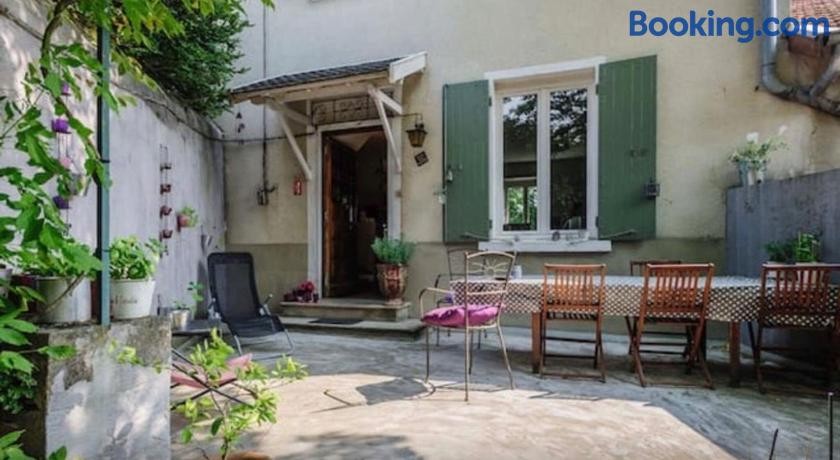 Maison de charme 1930 proche Lyon, Chambre d'Hôtes à Lentilly