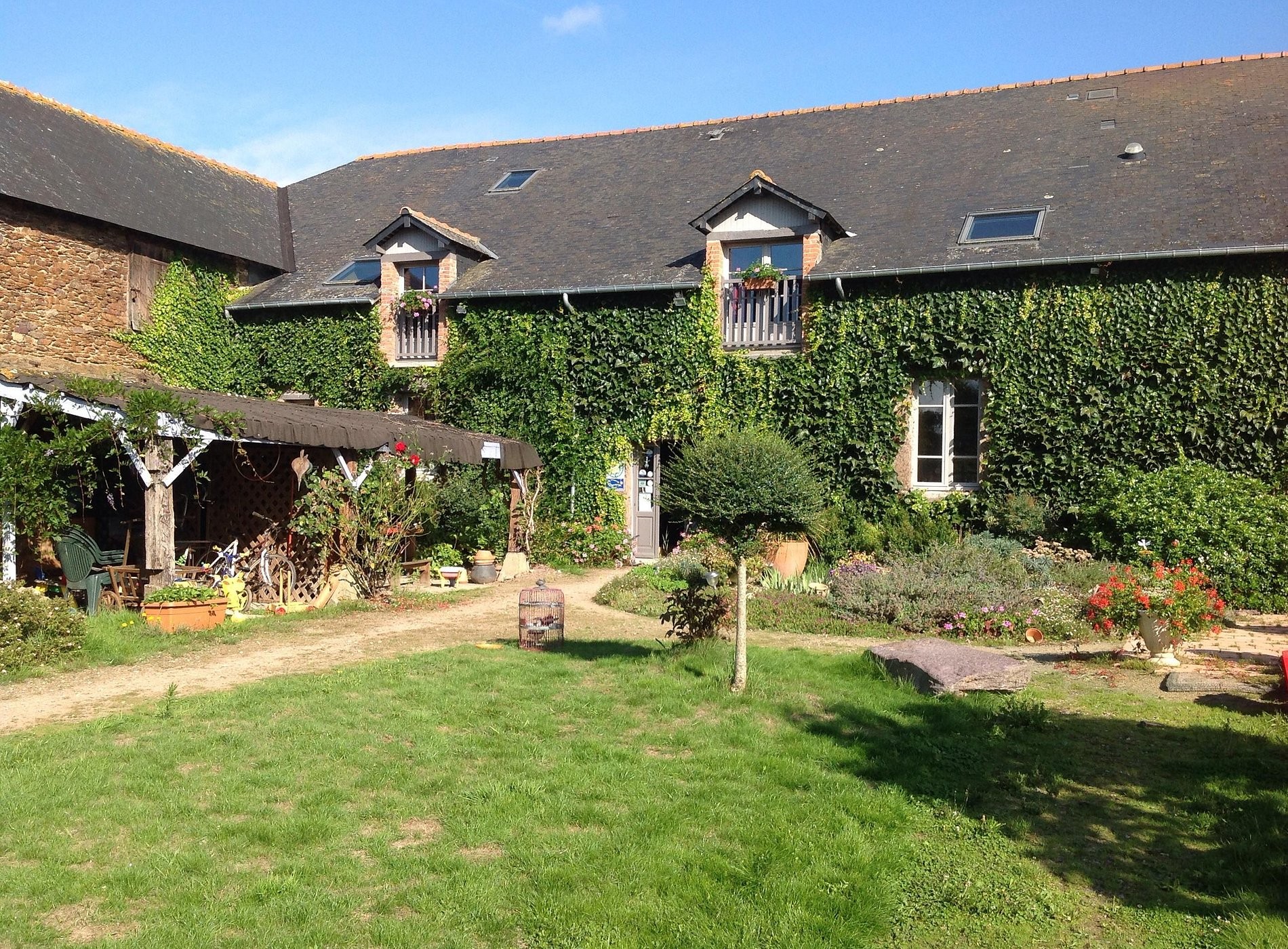 Le Grenier D'Ernestine, Chambre d'Hôtes à Bréal-sous-Montfort