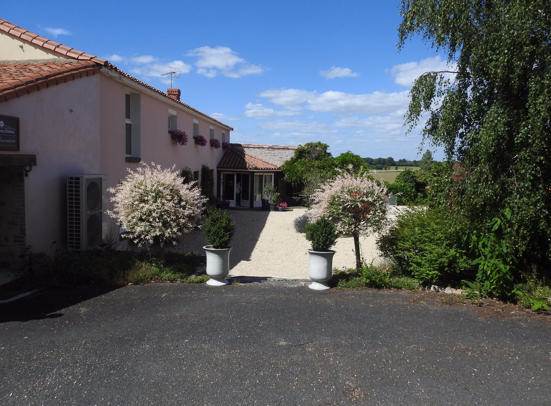 The Boisnière Guest House South Vendée Pool, Chambre d'Hôtes à Mouilleron-Saint-Germain