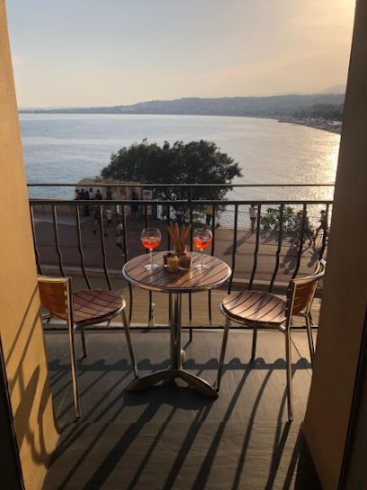 Gîte Nice : Location Gîte Nice Bord De Plage, Avec Vue Sur La Mer., Location De Vacances à Nice