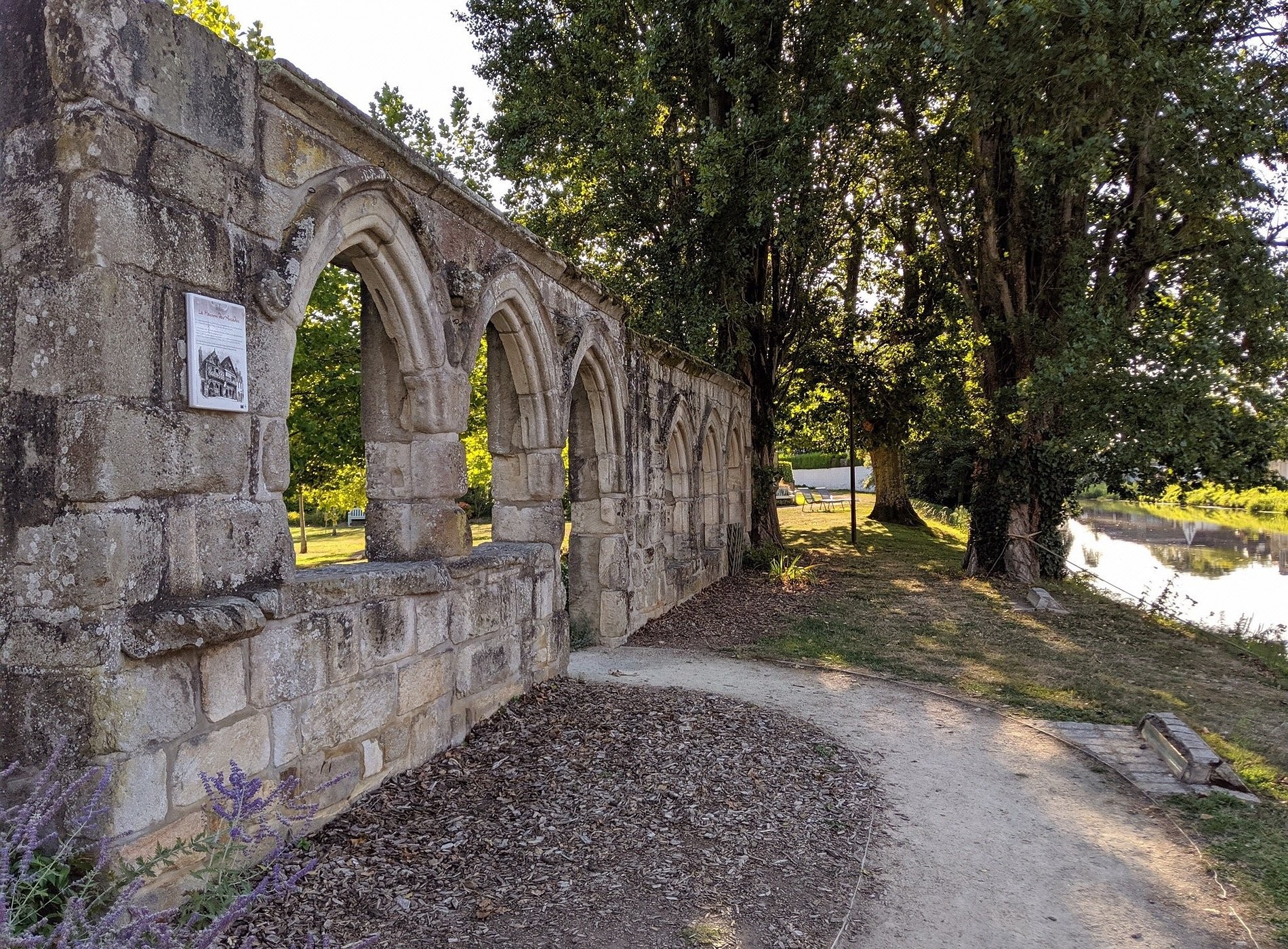The Bird House bed and breakfast, Chambre d'Hôtes à Josselin