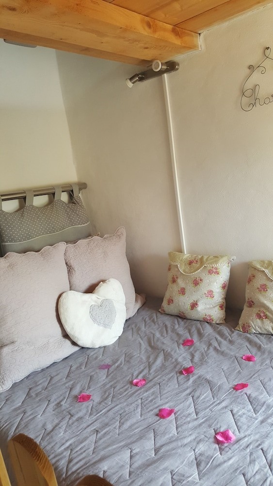 Le Mas Romantique, LoveRoom: Spa, Sauna Privatif: Chambre D'hôtes, Chambre d'Hôtes à Sénas