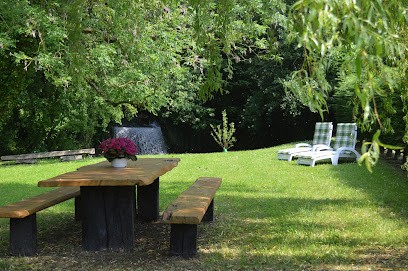 Les gîtes insolites de la cascade, Location de Vacances à Lespesses
