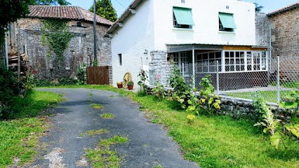 Gîte Tufty's Retreat, Location de Vacances à La Forêt-de-Tessé