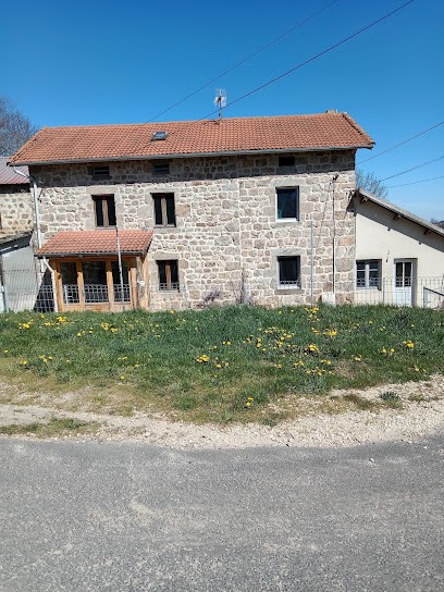 La chaumière, le refuge, la tanière, Location de Vacances à Grazac