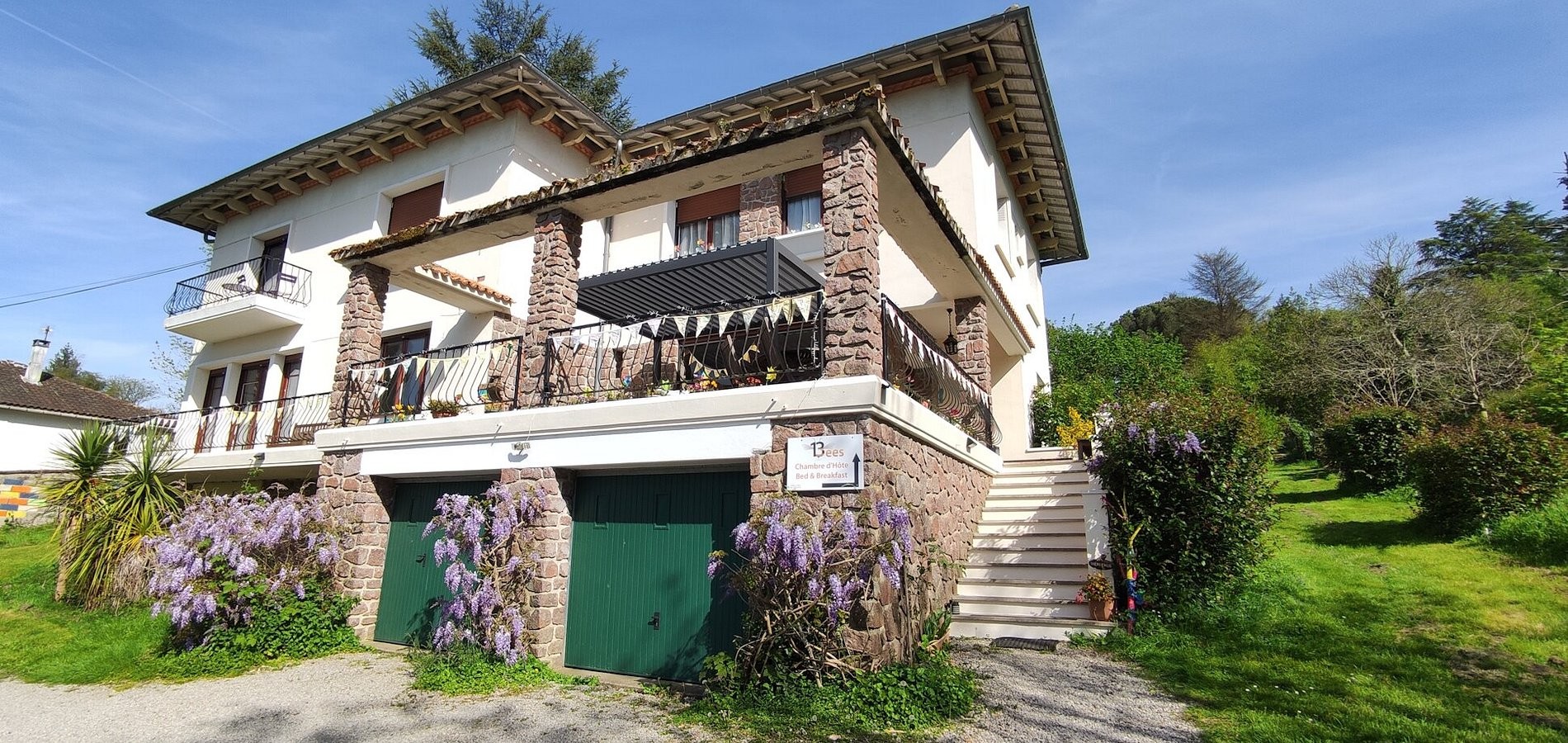 13 Bees Chambre d'Hote (B&B) and Beekeeping Holidays, Chambre d'Hôtes à Confolens