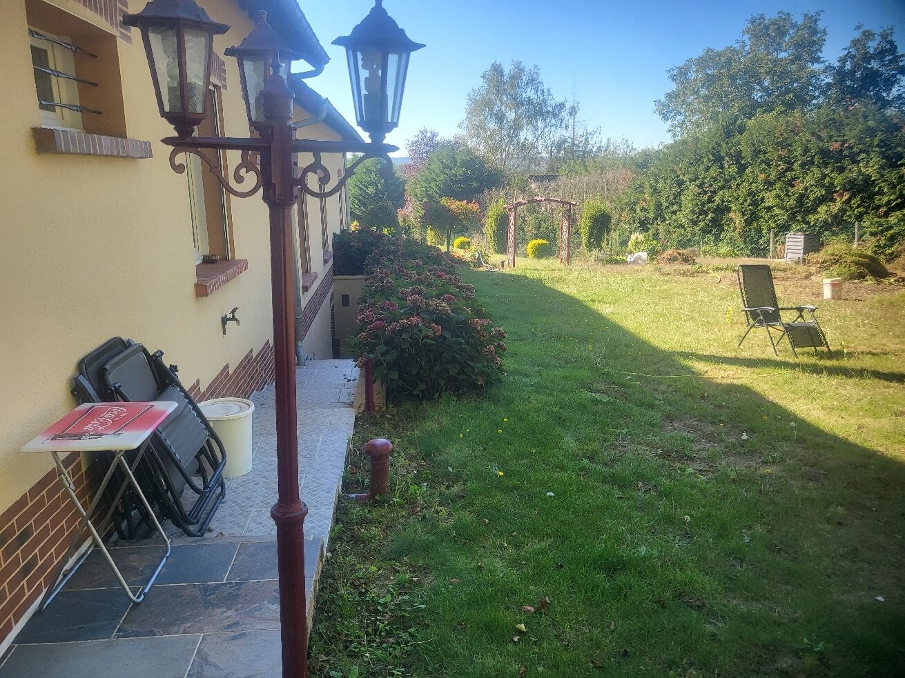 Au milieu d un jardin fleuri, Chambre d'Hôtes à Jars