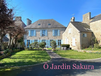 Ô Jardin Sakura B&B, Chambre d'Hôtes à Baillé