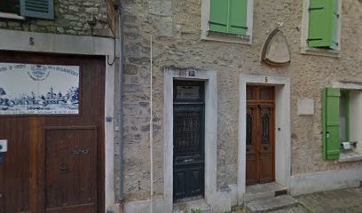 Hôte(s) « Personne Qui Offre L’Hôpitalité Et Celle Qui La Reçoit », Chambre d'Hôtes à Moret-Loing-et-Orvanne