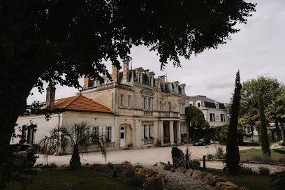 Le petit château de Célestine, Chambre d'Hôtes à Segonzac