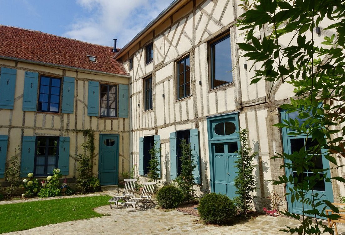 Le Jardin Des Triomphes, Maison D'hôtes À Ervy-Le-Châtel, Entre Champagne Et Bourgogne, Maison D'hôtes à Ervy-le-Châtel