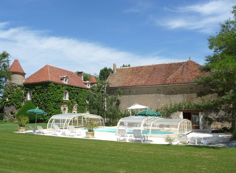 Castle Ribourdin: Luxury Guest Rooms, Chambre d'Hôtes à Chevannes