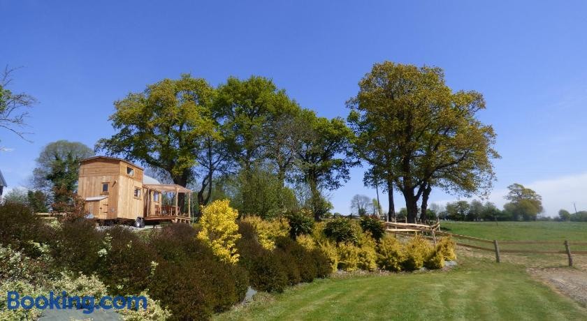 Le Vallon Des 5 Roses, Chambre d'Hôtes à Saint-Hilaire-du-Maine