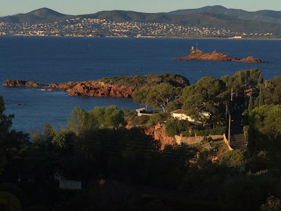Résidence Le Château - Parc Santa Lucia Location De Vacances à Saint-Raphaël