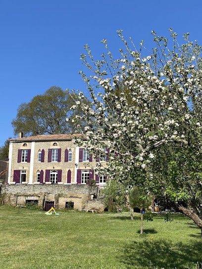 Les Volets Violets - SITE OFFICIEL - Meilleur Tarif Garanti, Chambre d'Hôtes à Salles