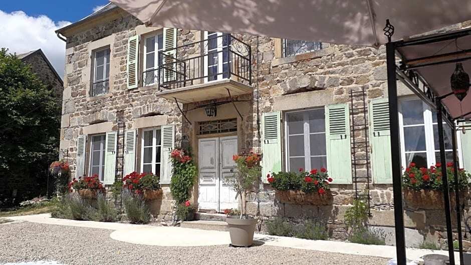 La Maison Bourgeoise, Chambre d'Hôtes à Saint-Priest-des-Champs