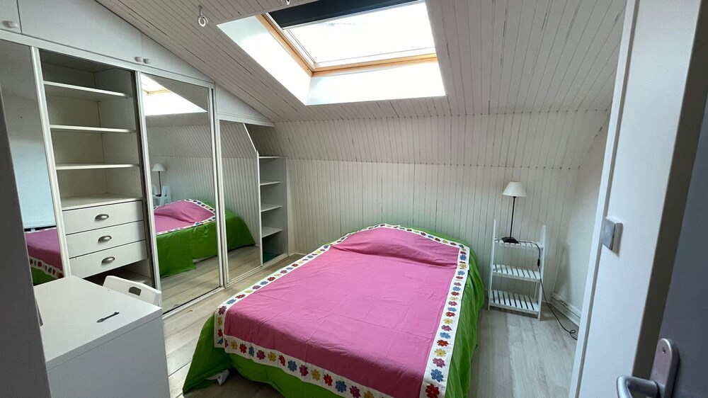 Bright Bedroom In A Family House, Maison D'hôtes à Paris 14
