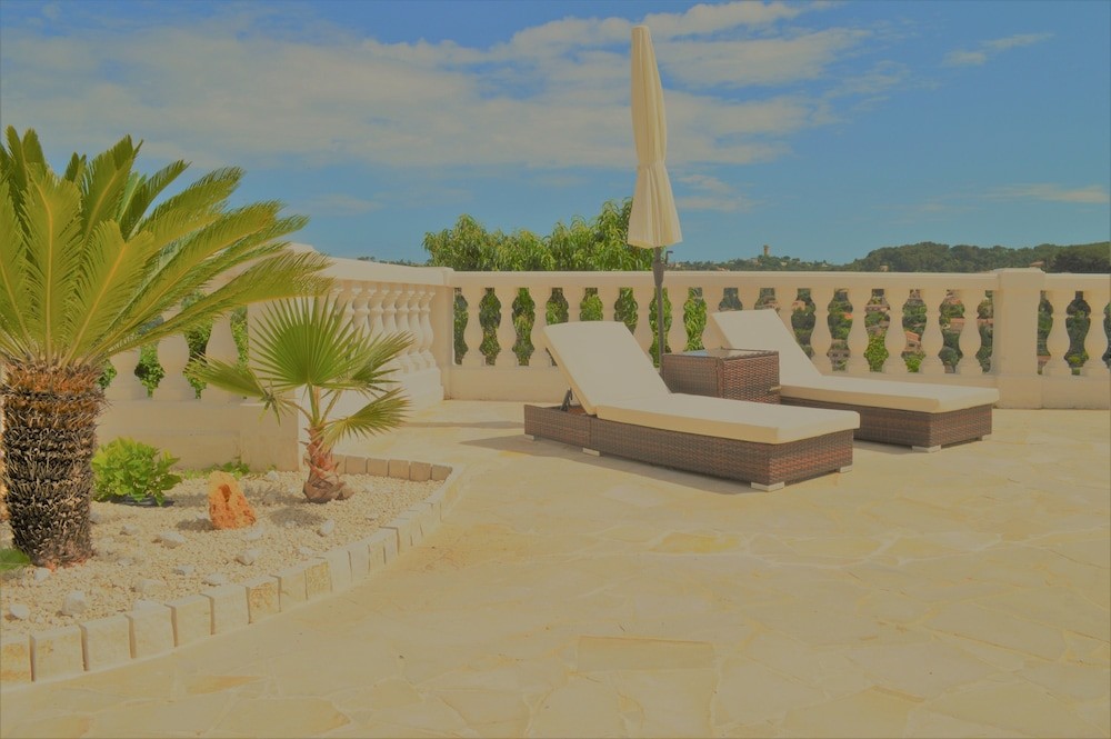 VILLA LA TERRE DES LAURIERS B&B, Chambre d'Hôtes à Vallauris