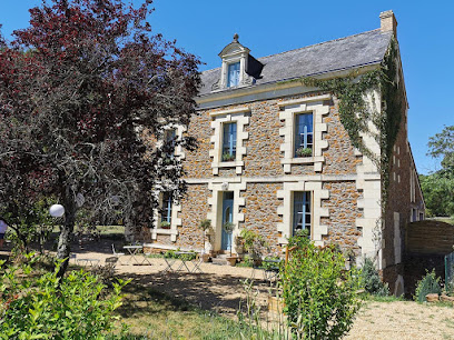 Quatre Chats Sous Un Pin, Maison D'hôtes à Gennes-Val-de-Loire