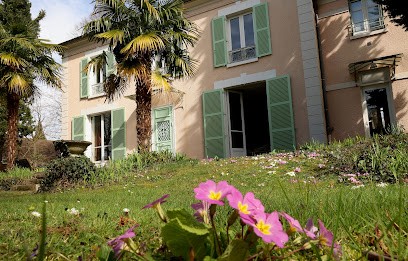 Le Domaine De Mona, Chambre d'Hôtes à Cergy