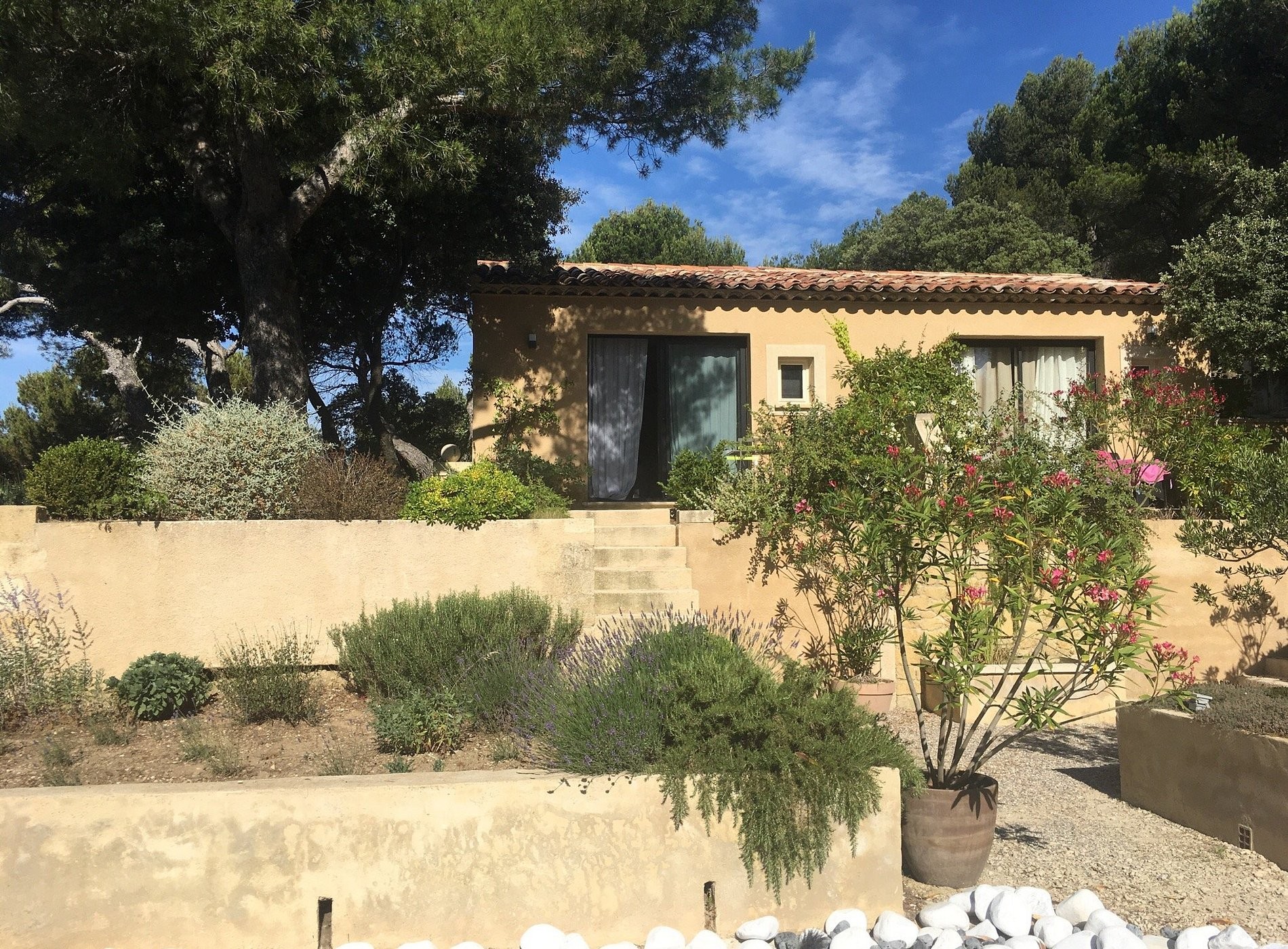 LA MAISON DE CHARLIE -Sandra DEMARET, Chambre d'Hôtes à Vaugines
