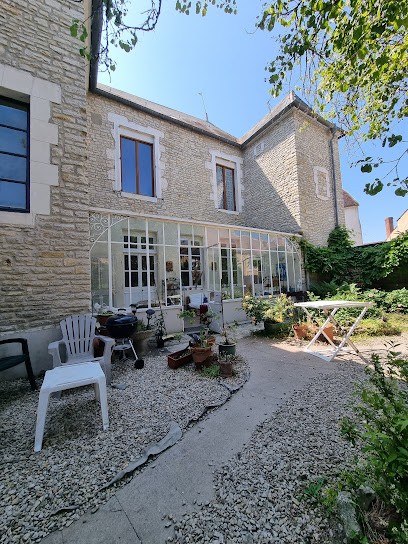 Gite Holiday Home Rental 15 Place Voltaire, Chambre d'Hôtes à Vermenton