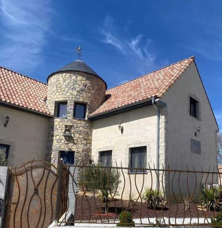 Il piccolo castello, Chambre d'Hôtes à Saint-Hilaire-de-Brethmas