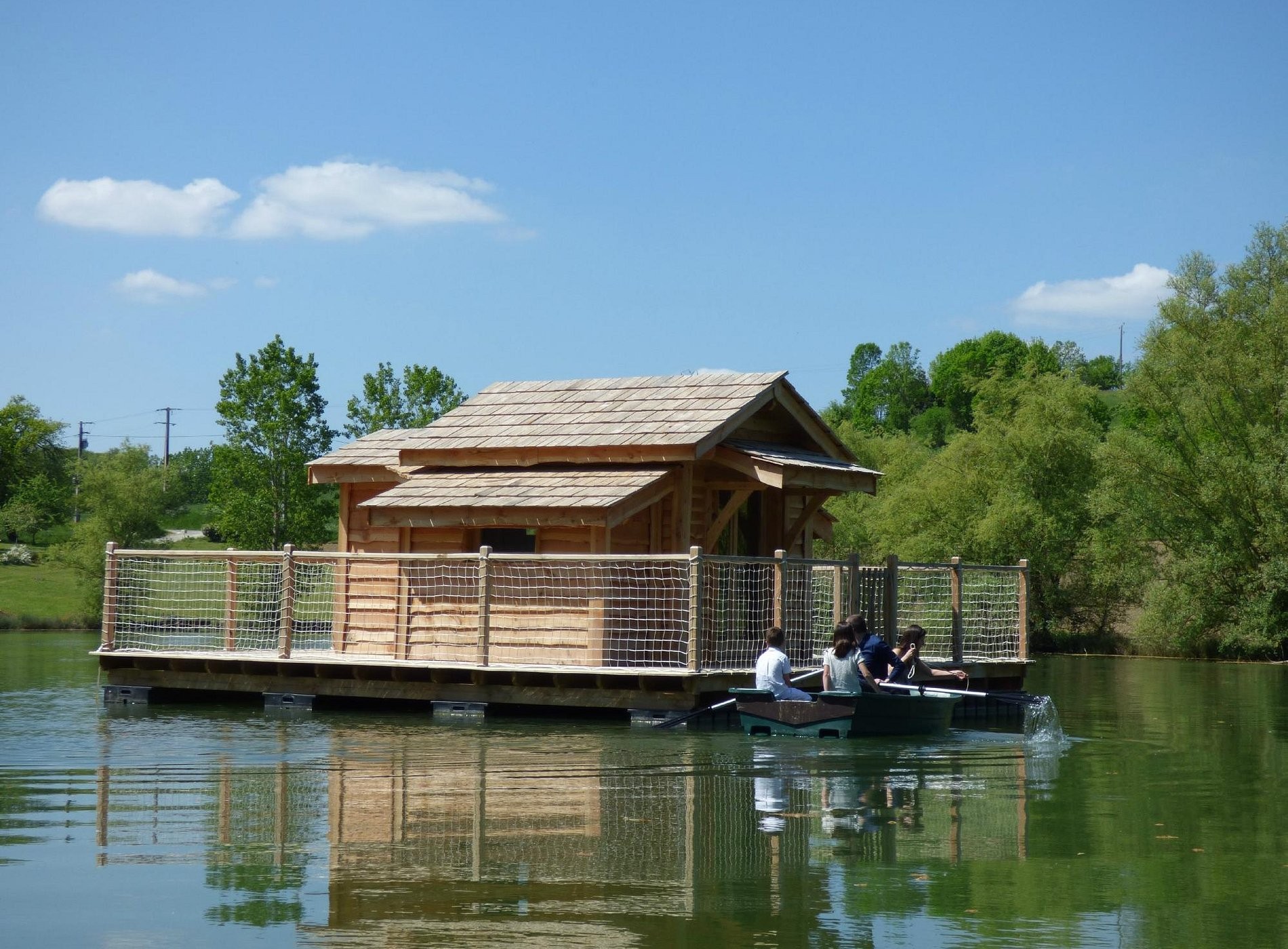 Floating Shacks PELISSE LAKE, Chambre d'Hôtes à Douzains