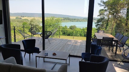 Gite La Vue En Bleu, Location de Vacances à Doucier