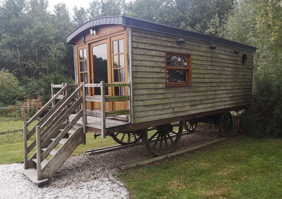 Roulotte-Cabane De La Vallette, Chambre D'hôtes à Bénarville