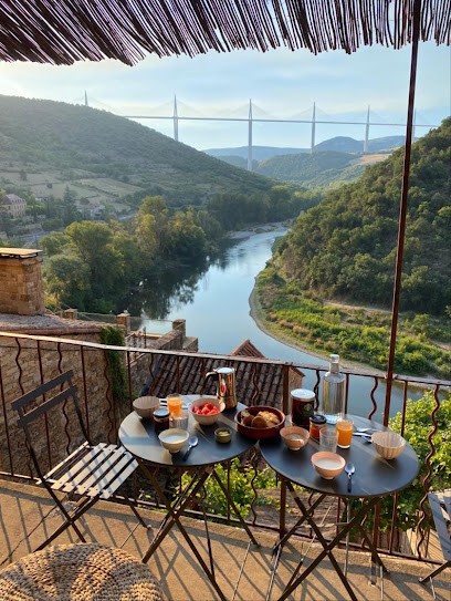 Les Roches - Chambres d'hôtes - Millau - Peyre, Chambre d'Hôtes à Comprégnac