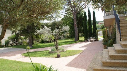 Villa Sous Les Pins, Location de Vacances à Sauveterre