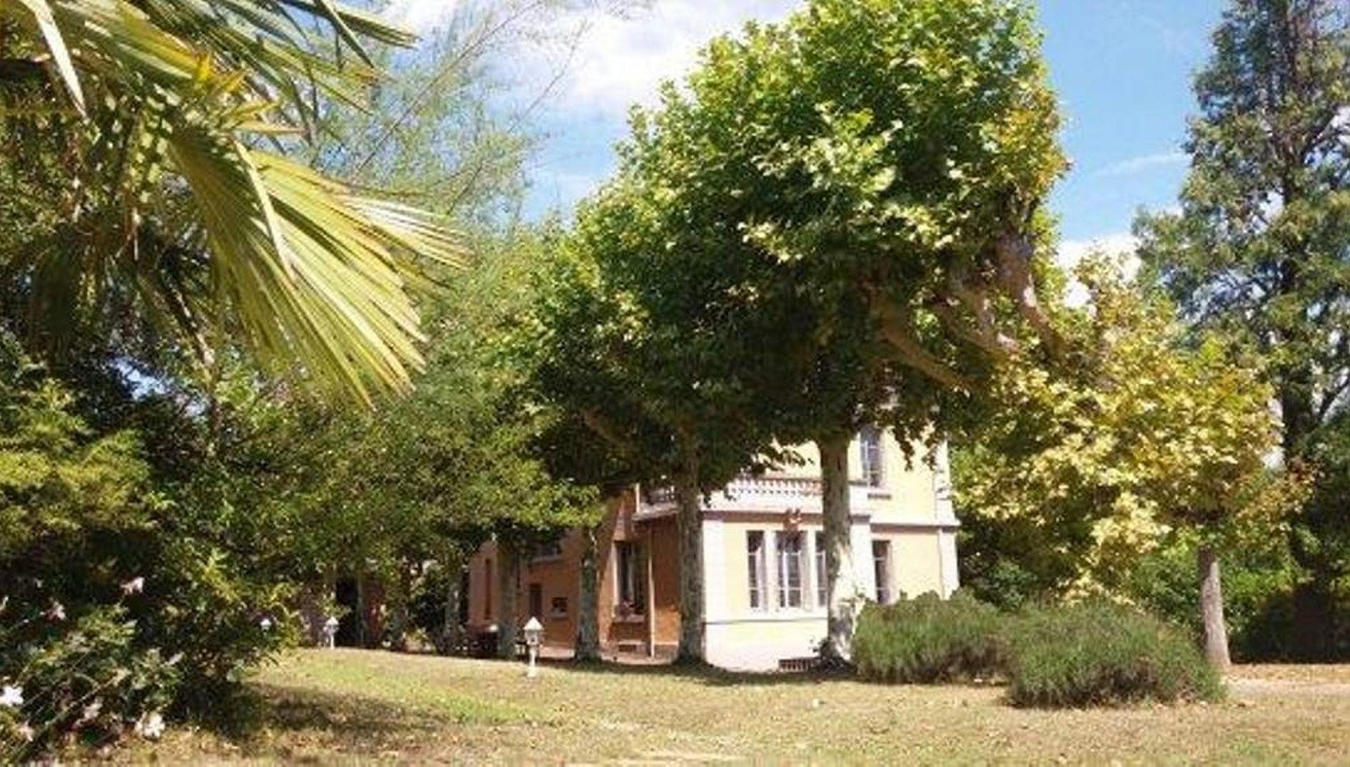 Villa Castel Maison-Table D'hôtes & Jardin-Refuge De Biodiversité, Chambre d'Hôtes à Rillieux-la-Pape
