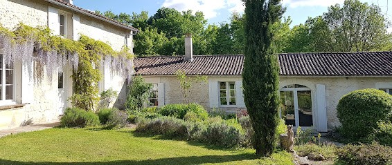 La Loge du Grand Cèdre, B&B et gîte de charme, Saintes, Chambre d'Hôtes à Fontcouverte