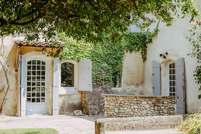 The Charm And Character Of Luberon's Old Stone Buildings, Location De Vacances à Oppède