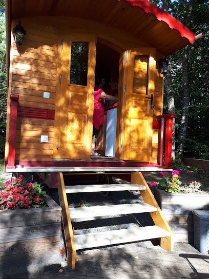 Les roulottes du petit bois, Chambre d'Hôtes à Neuvic