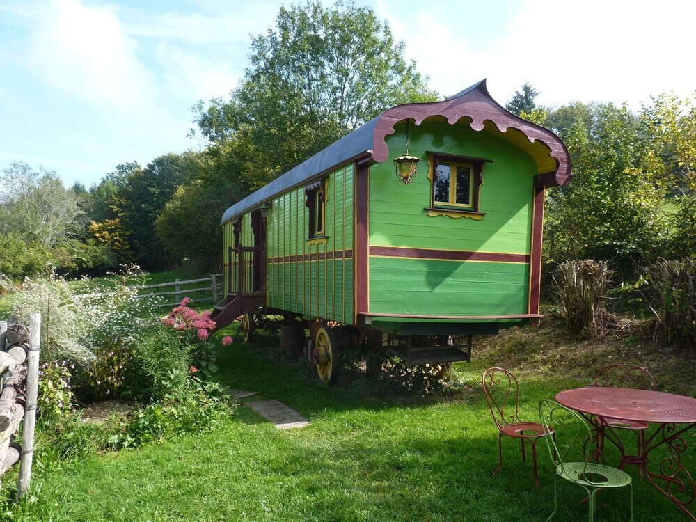 The Caravans and Follies, Chambre d'Hôtes à Monsols