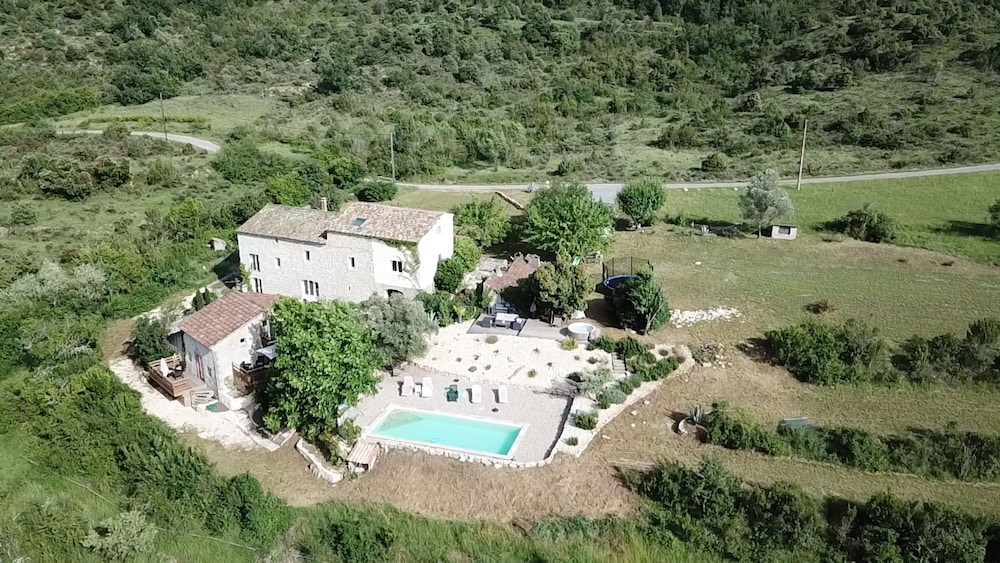 Les Agaves Ardèche, Chambre D'hôtes à Grospierres
