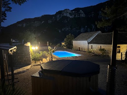 Manoir Du Charme Avec Bain Nordique Extérieur Privatif Au Cœur Des Gorges Du Tarn Causses, Chambre d'Hôtes à Ispagnac