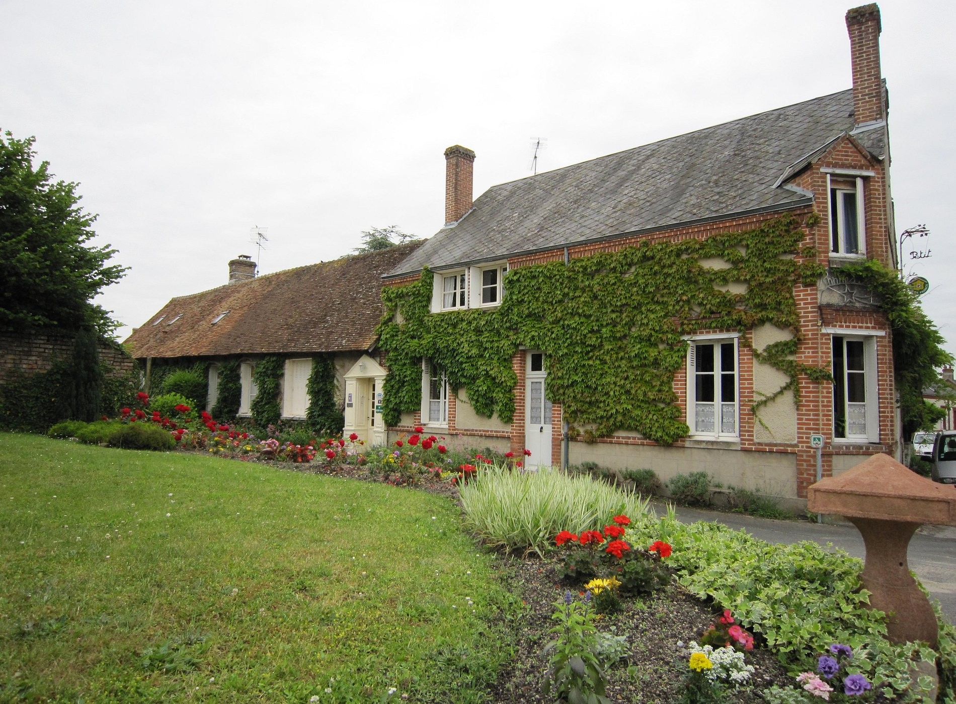 the small enclosed, Chambre d'Hôtes à Chaumont-sur-Tharonne