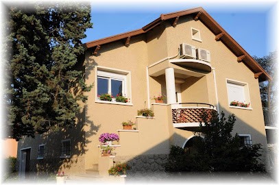 Le Cyprès Bleu chambres d' hôtes, Chambre d'Hôtes à Roussillon