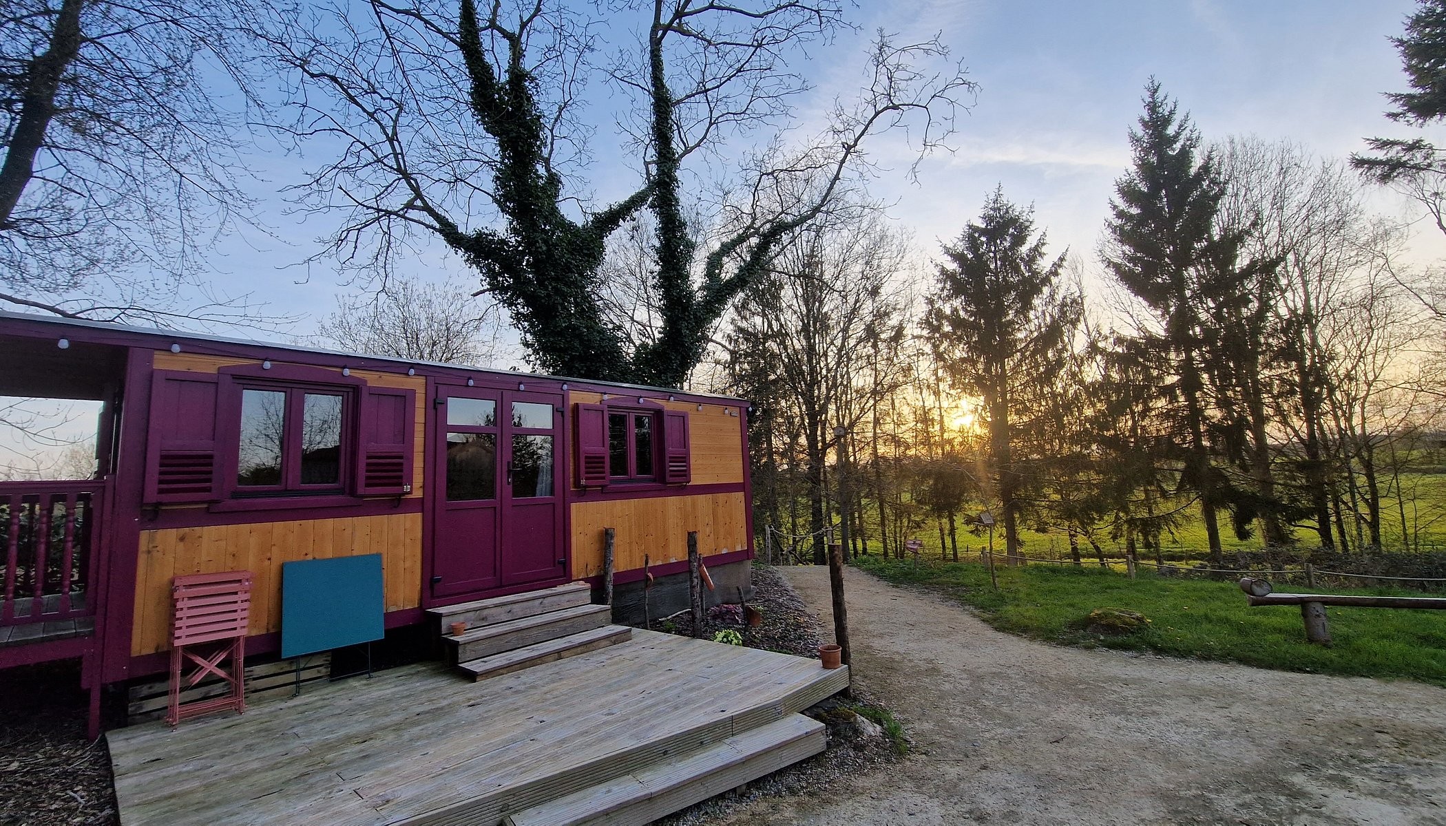 Roulottes Le Camp du Fauconnier, Chambre d'Hôtes à Sèvremont