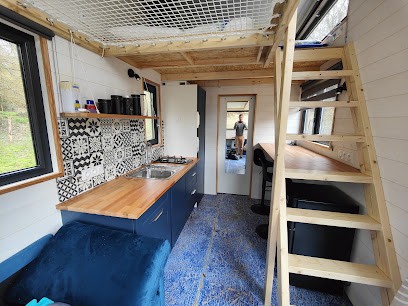 La Tiny house du jardin, Location de Vacances à Yvias