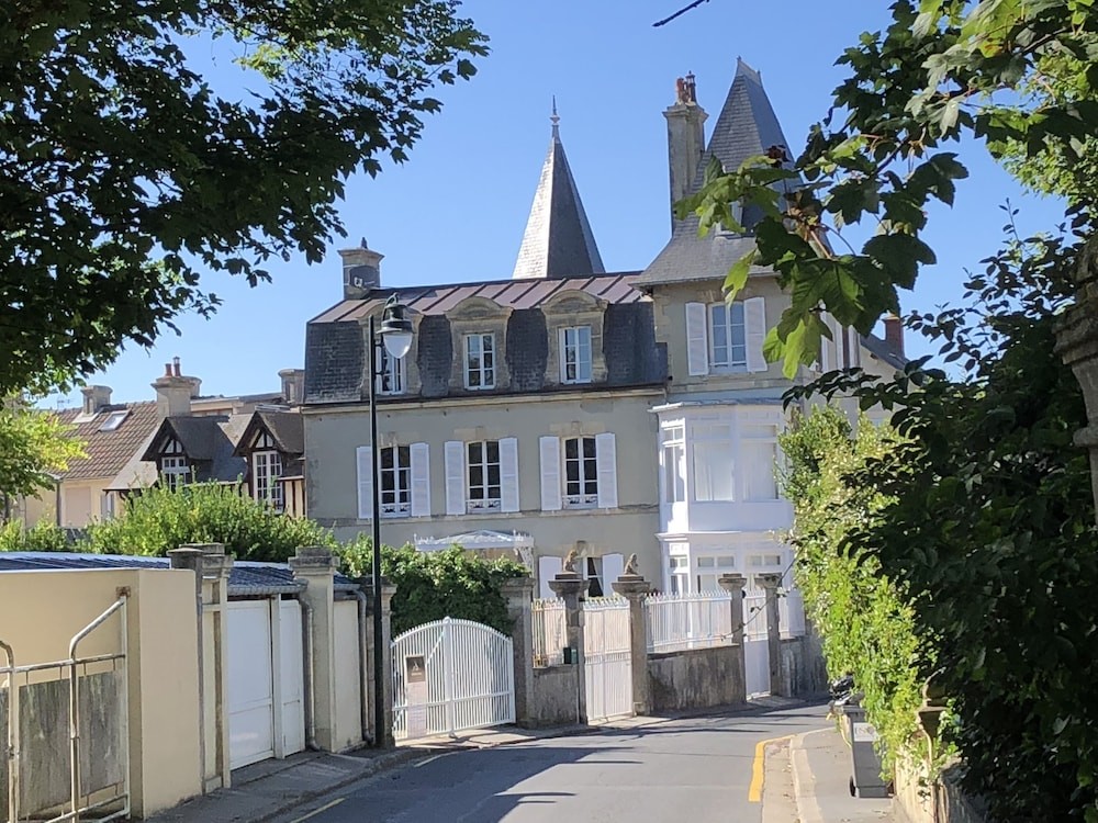 D Day Aviators Le Manoir, Maison d'Hôtes à Arromanches-les-Bains
