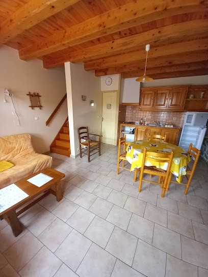 Gîte L'oustaou Di Bessou, Location de Vacances à Meyras