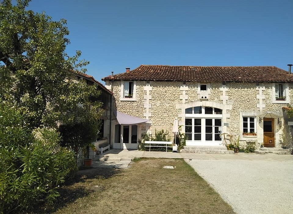 La Grange De Lucie - Bed And Breakfast In Perigord-Dordogne, Chambre d'Hôtes à Nanteuil-Auriac-de-Bourzac