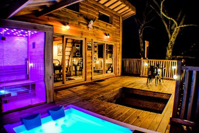 Cabane Carrément Perchée Spa & Sauna, Chambre d'Hôtes à Roziers-Saint-Georges