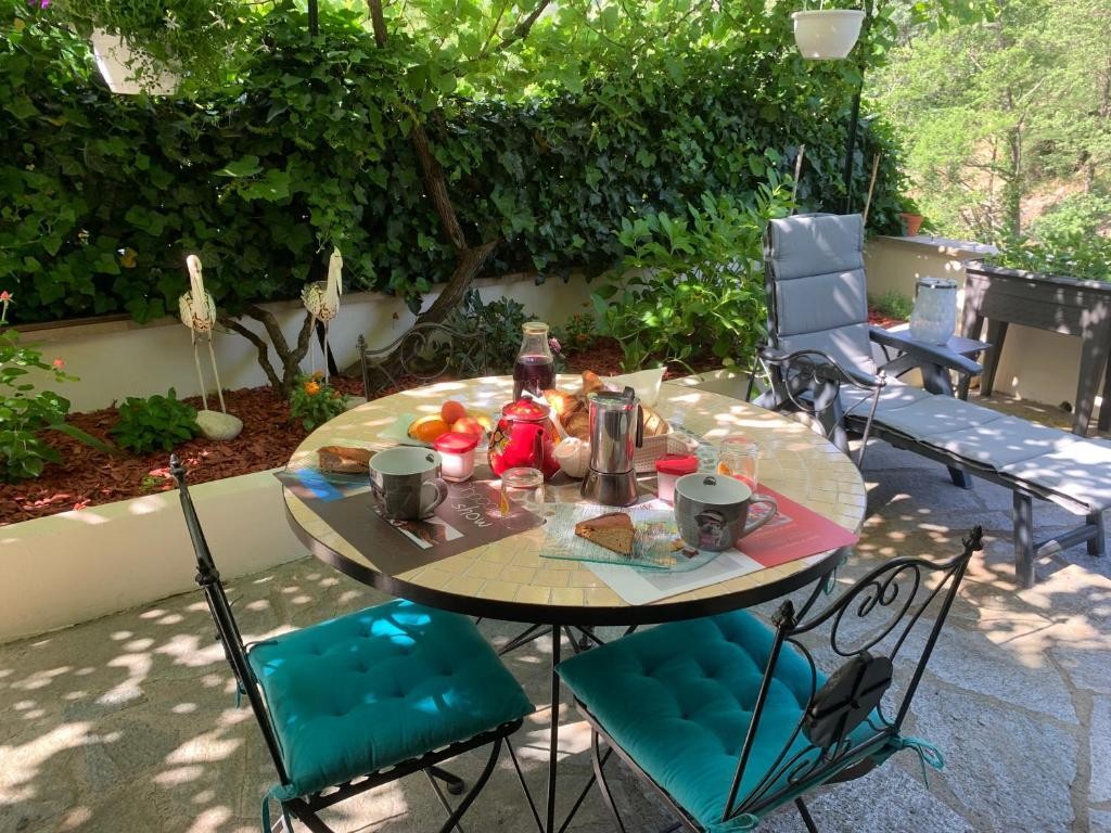 Petit Coin De Paradis, Chambre d'Hôtes à Vals-les-Bains